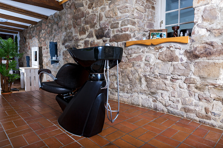 Foto Innenansicht Bio- und Naturfriseur-Salon Haar und Mensch -  entspannende Atmosphäre beim Haare waschen